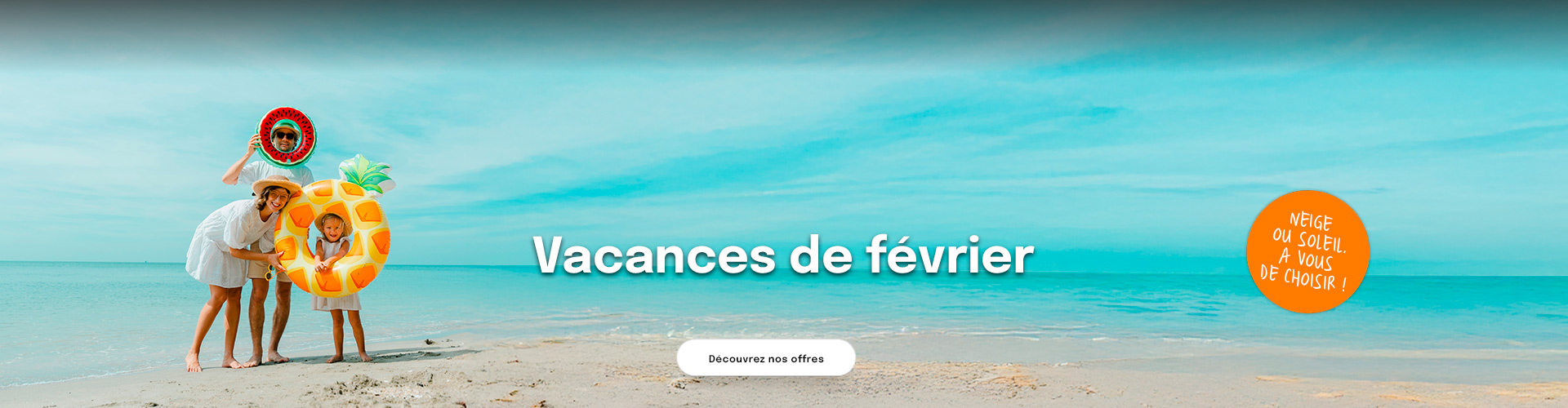 famille avec bouée sur la plage