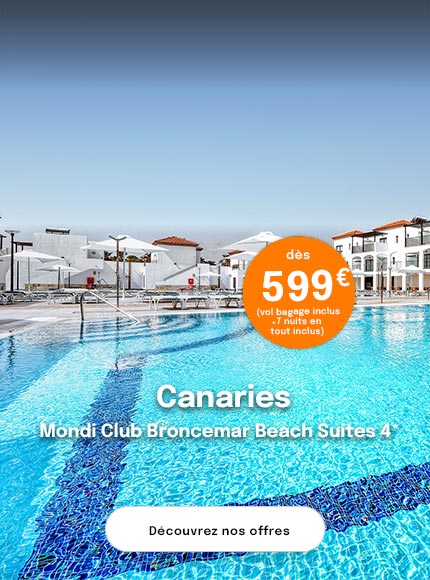 piscine et petits bâtiments blancs