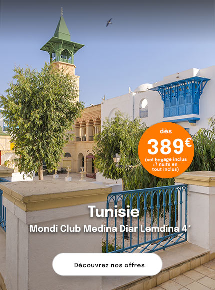 maisons blanches avec volets bleus