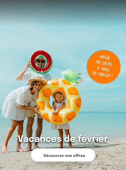 famille avec bouée sur la plage