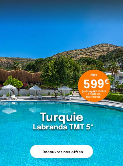 piscine hotel avec montagne en arrière plan