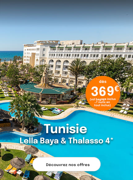 piscine avec mer en arrière plan