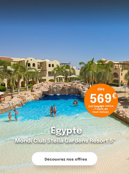 piscine et bâtiments ocres derrière