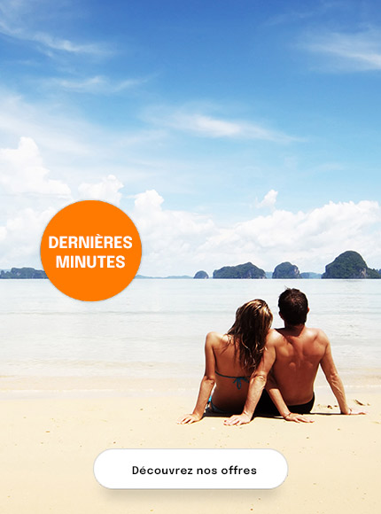 couple assis de dos à la plage