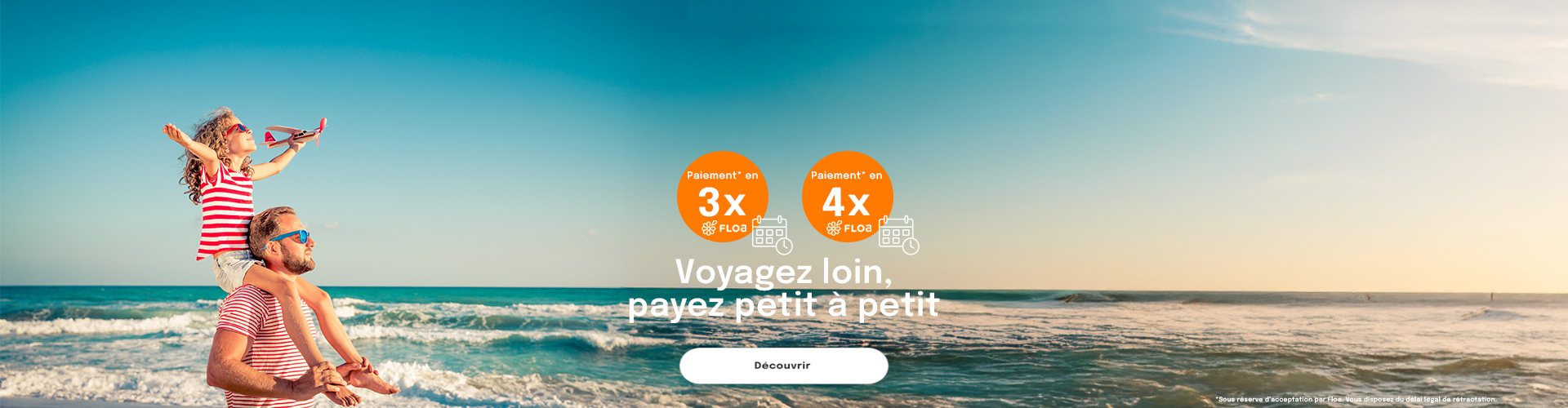 une petite fille sur les épaules de son père, elle écarte les bras et tient un petit avion dans sa main