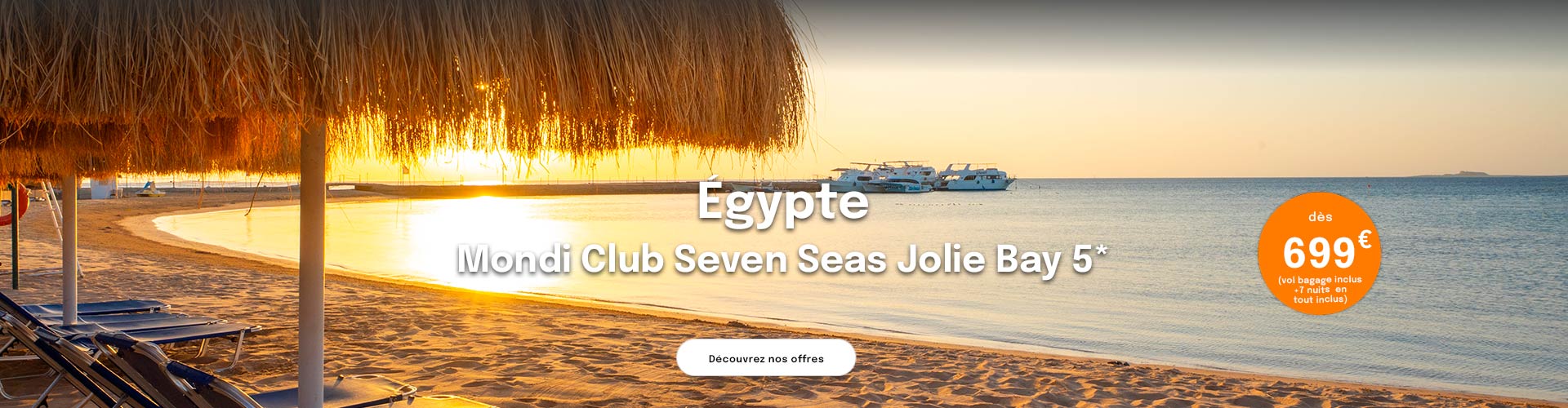 La mer au coucher du soleil avec en premier plan un parasol en paille