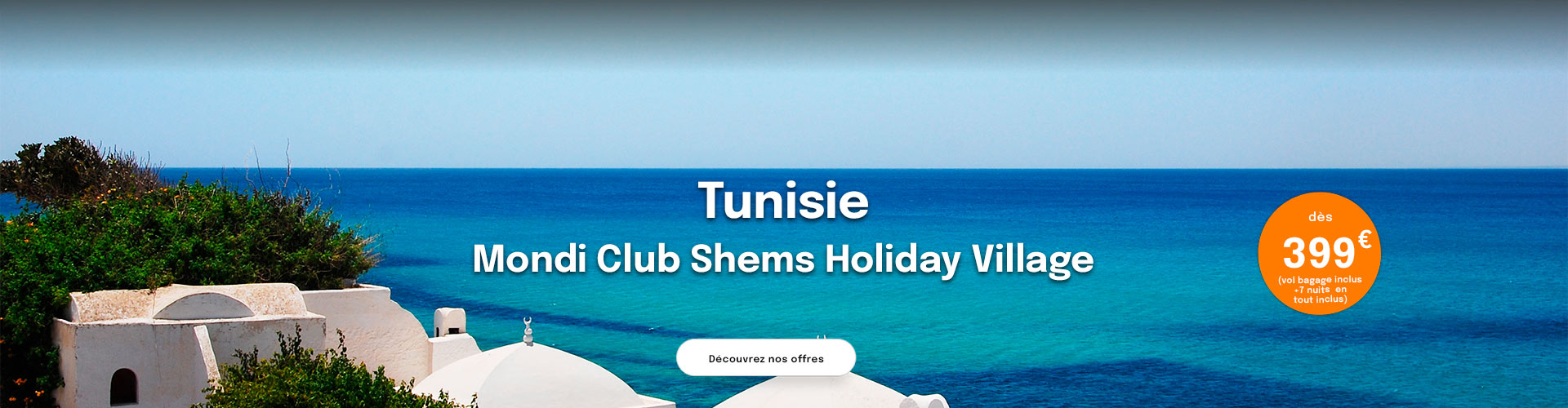 Des toits de maisons blanches en Tunisie avec vue sur la mer bleue