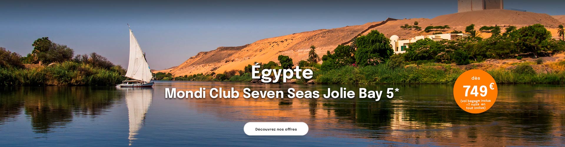 un petit bateau à voile sur le Nil en Egypte avec son reflet sur l'eau, une maison blanche sur la rive