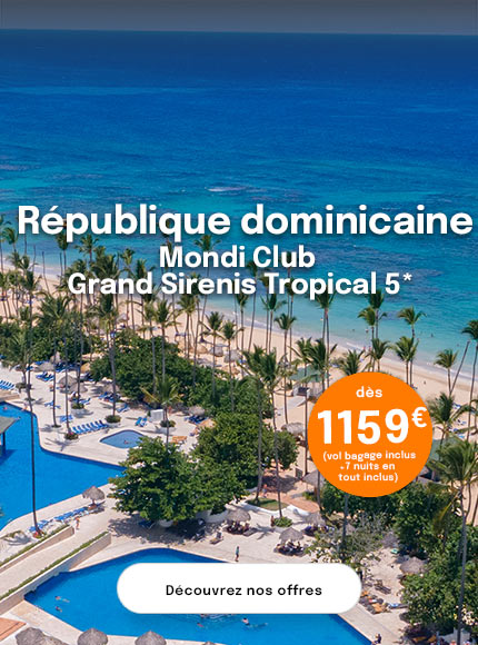 plusieurs piscines d'hôtel, des palmiers, une plage et la mer turquoise