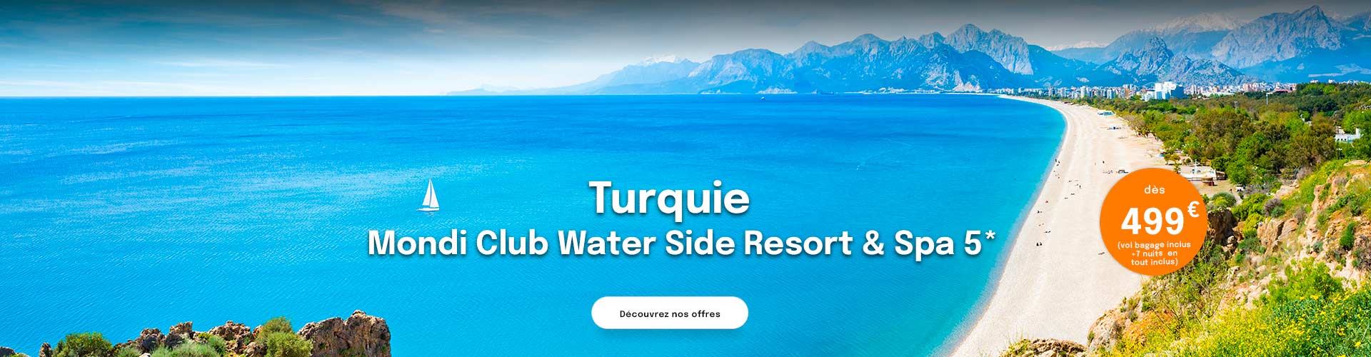 vue sur la mer et une grand plage de sable, un petit voilier sur la mer