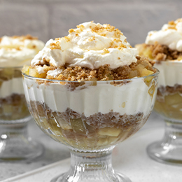 coupe de compote de pommes avec chantilly