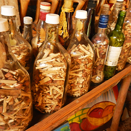 bouteilles en verre avec écorces