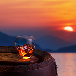 verre de rhum au coucher du soleil